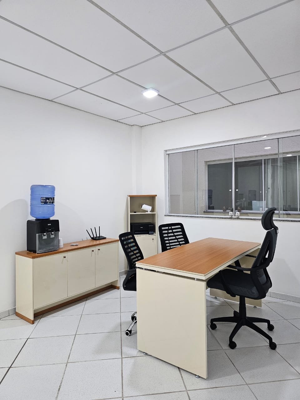Estação de trabalho do H&C Espaço Coworking com internet fibra em Mogi das Cruzes